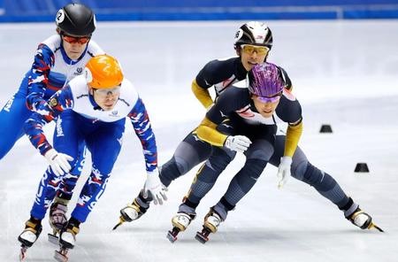 　男子５０００メートルリレー６、７位決定戦、渡辺啓太（右奥）からタッチを受ける吉永一貴