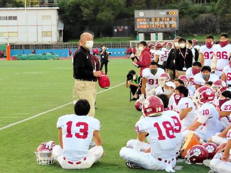 試合後、選手に話をする立命大・古橋由一郎監督＝王子スタジアム