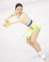 　フリー演技の前の練習で氷の感覚を確かめる本田真凜（撮影・堀内翔）