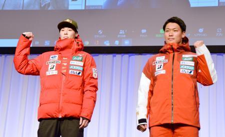 　全日本スキー連盟の記者会見でポーズをとるジャンプ男子の小林陵侑（左）とスキークロス男子の須貝龍＝２日、東京都内