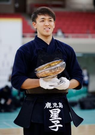 　初優勝を果たし、笑顔を見せる星子啓太＝日本武道館