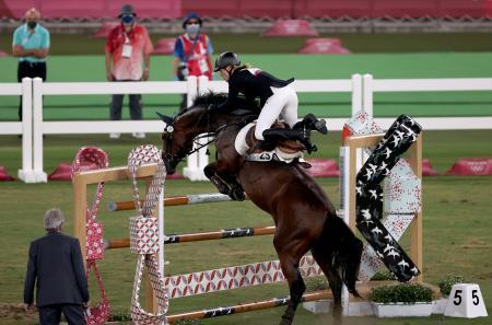 　８月、東京五輪の近代五種で馬術に臨むドイツのアニカ・シュロイ。コーチが馬をたたき、資格剥奪となる事件につながった。（ロイター＝共同）