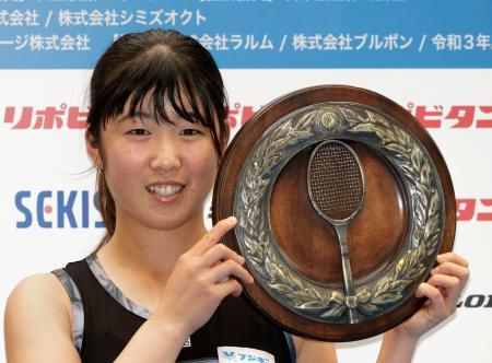 　女子シングルスで優勝し、表彰式で笑顔を見せる川村茉那＝ブルボンビーンズドーム