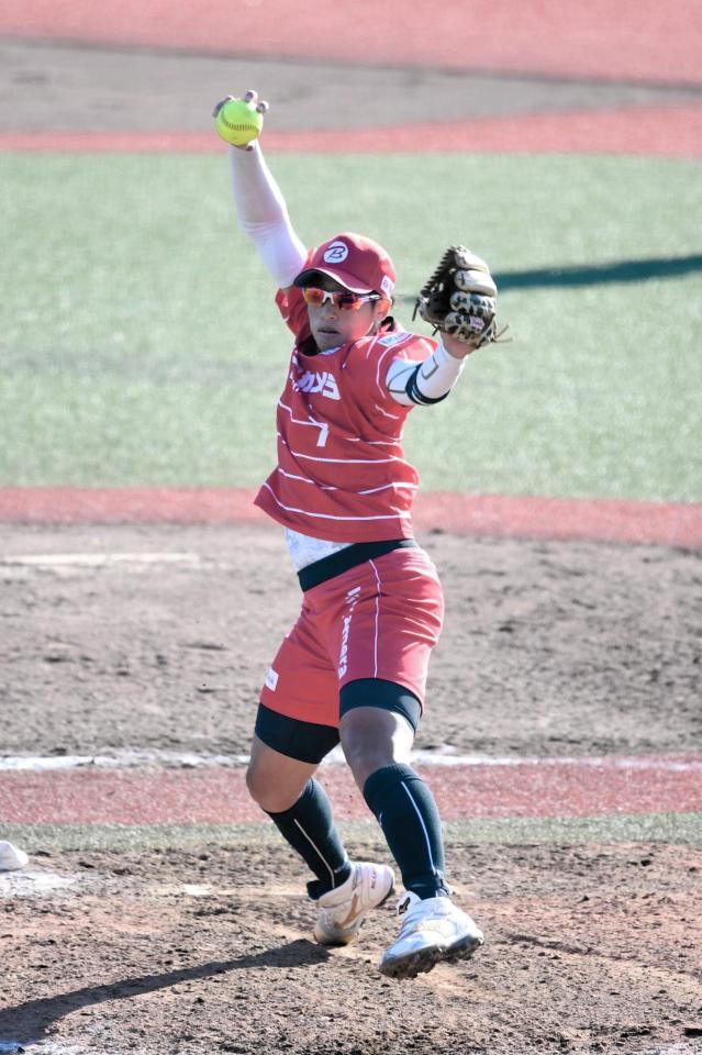 　救援登板したビックカメラ高崎の上野由岐子（日本ソフトボール協会提供）