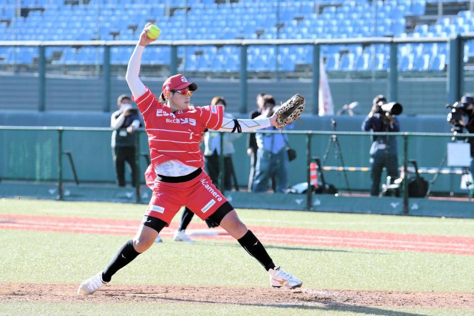 　救援登板したビックカメラ高崎の上野由岐子（日本ソフトボール協会提供）
