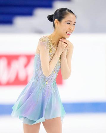 　女子フリーの演技を終え、笑顔を見せる三原舞依＝トリノ（共同）
