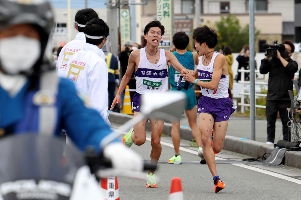 駒大アンカー 花尾 後ろに引いたら負けだと 青学大 飯田と並走 笑顔でｖ スポーツ デイリースポーツ Online