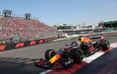 　Ｆ１メキシコＧＰで疾走するレッドブル・ホンダのマックス・フェルスタッペン＝７日、メキシコ市（ロイター＝共同）