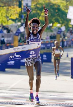 　ニューヨークシティー・マラソンの女子で優勝したペレス・ジェプチルチル＝ニューヨーク（ＡＰ＝共同）