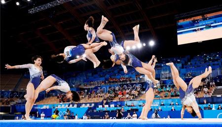 　東京五輪でＨ難度の大技「シリバス」を決める（右から左へ）＝８月２日