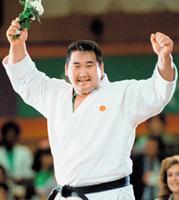 　ロサンゼルス五輪で金メダルを獲得した斉藤仁さん＝８４年８月（共同）