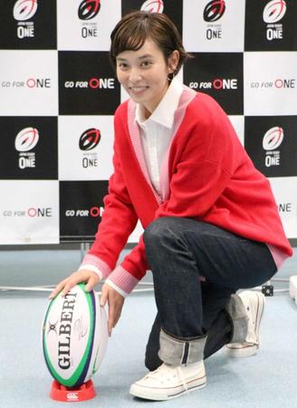 　リーグワンのオフィシャルサポーターに就任した依吹怜