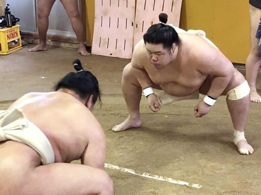 　申し合い稽古をする明生（右）＝日本相撲協会提供