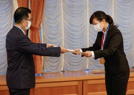 　大阪市役所で松井一郎市長（左）から表彰状を受け取るソフトボール日本代表の清原奈侑選手＝１１日午前