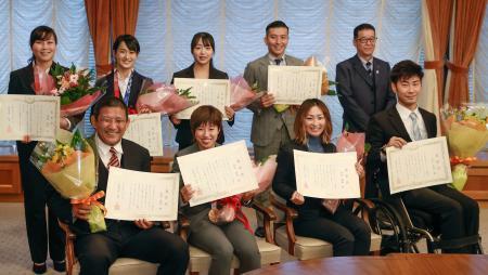 　大阪市役所で松井一郎市長（後列右端）と写真に納まる五輪とパラリンピックで活躍した市ゆかりの８人＝１１日正午ごろ