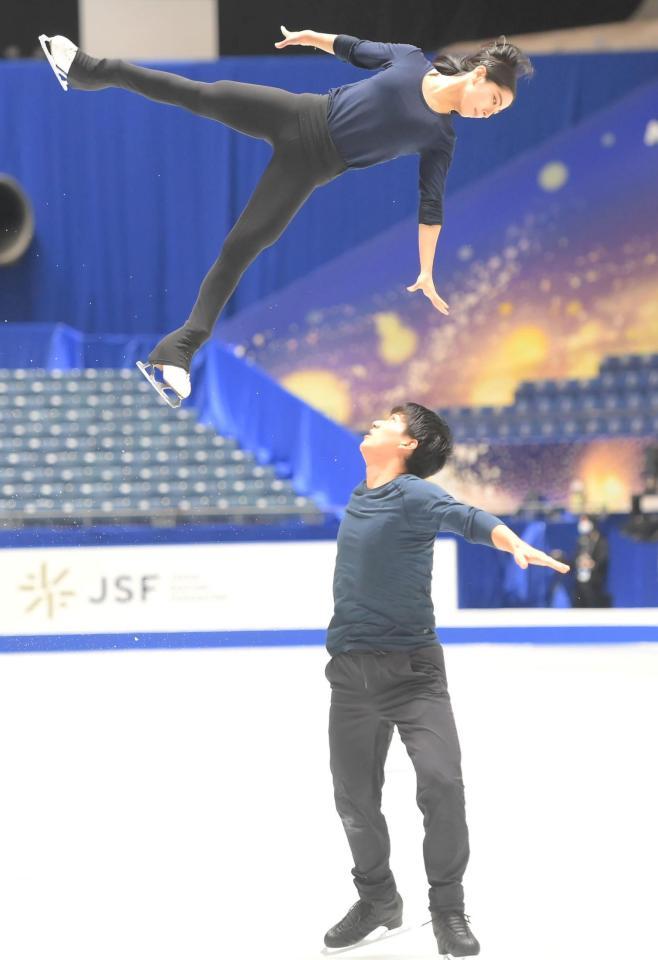 　ＮＨＫ杯に向けて調整する三浦璃来、木原龍一組（撮影・堀内翔）