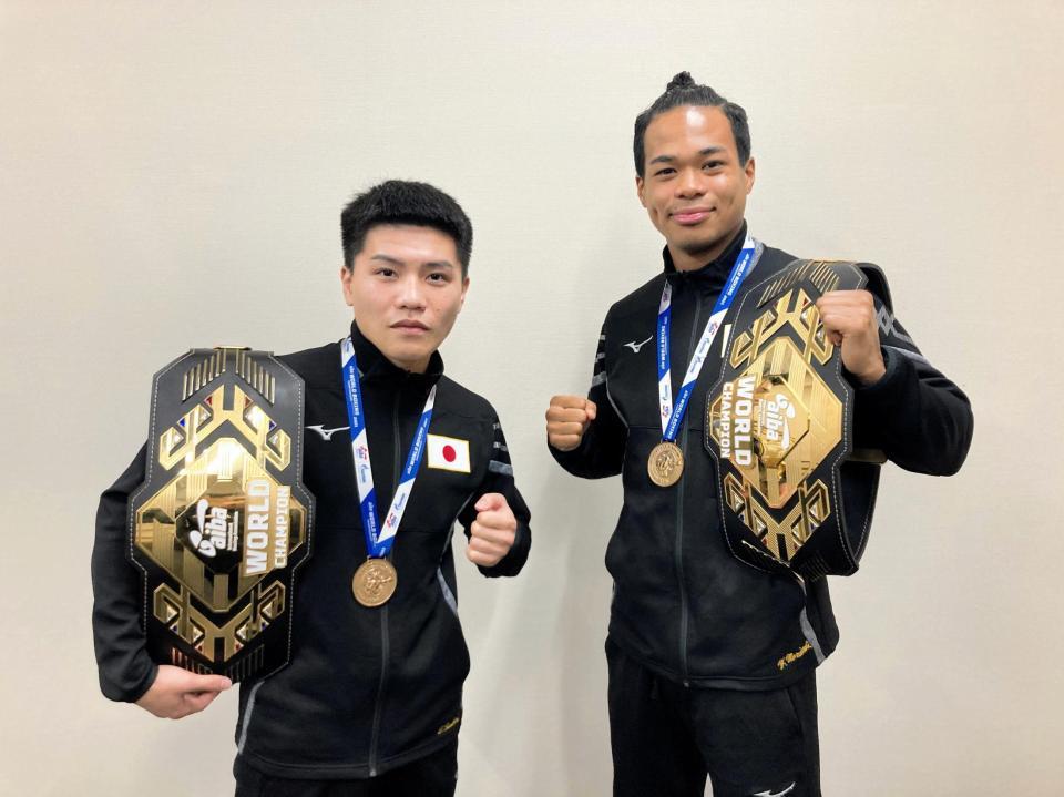 世界選手権の金メダルと世界王者のベルトを手に優勝会見した岡沢セオン（右）と坪井智也（左）