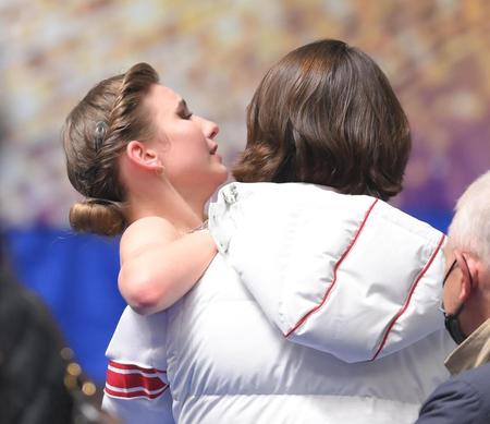 　ＳＰ前に関係者に運ばれるダリア・ウサチョワ（撮影・堀内翔）