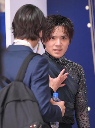 　ＳＰを終えてランビエールコーチ（左）と話し込む宇野昌磨（撮影・堀内翔）