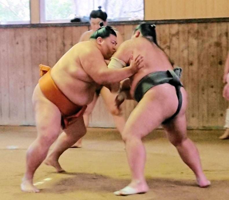 若い衆相手に稽古する御嶽海（左）＝日本相撲協会提供