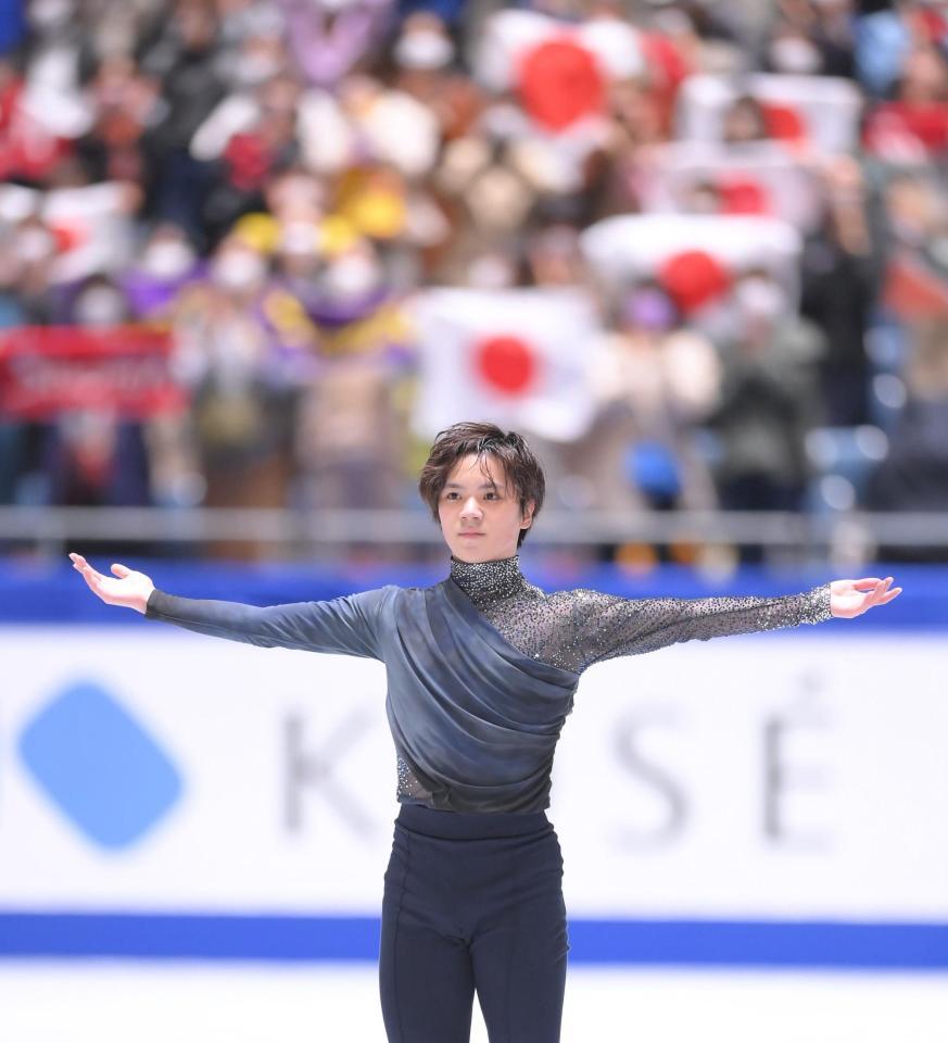 　ＳＰを終えて声援に応える宇野昌磨（撮影・堀内翔）