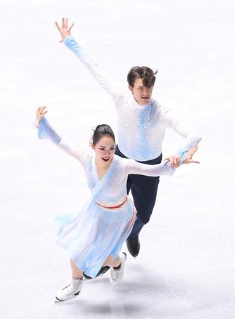 　アイスダンスフリー　息の合った演技を見せる小松原美里、小松原尊組（撮影・堀内翔）