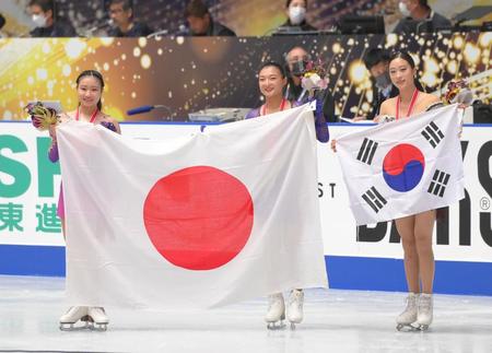 　（左から）２位の河辺愛菜、優勝した坂本花織、３位のユ・ヨン（撮影・堀内翔）