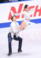 　アイスダンスフリー　小松原美里、小松原尊組の演技（撮影・堀内翔）