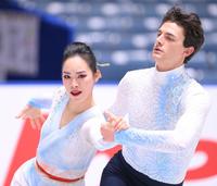 アイスダンスフリーダンスに向けて調整を行った小松原美里、小松原尊組＝代々木第一体育館（撮影・堀内翔）