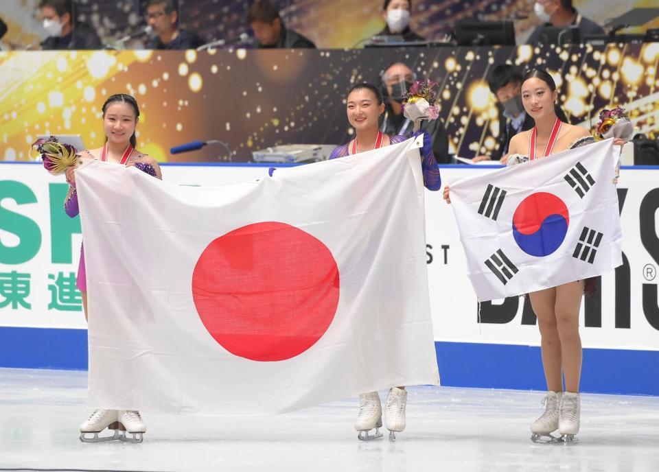 　（左から）２位の河辺愛菜、優勝した坂本花織、３位のユ・ヨン（撮影・堀内翔）