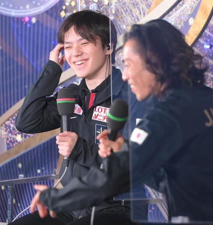 エキシビションの前にトークショーに登場した宇野昌磨。手前右は高橋大輔＝代々木第一体育館（撮影・堀内翔）