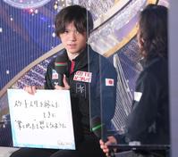 エキシビションの前にトークショーに登場した宇野昌磨。手前右は高橋大輔＝代々木第一体育館（撮影・堀内翔）