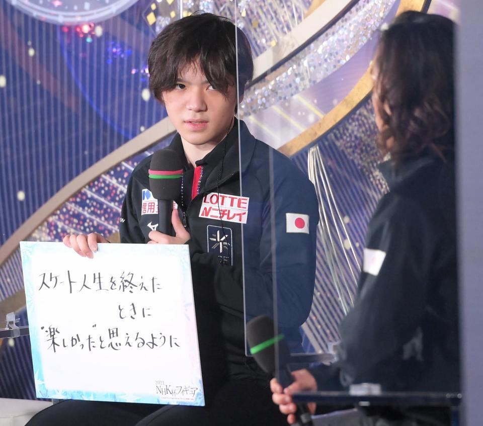 エキシビションの前にトークショーに登場した宇野昌磨。手前右は高橋大輔＝代々木第一体育館（撮影・堀内翔）