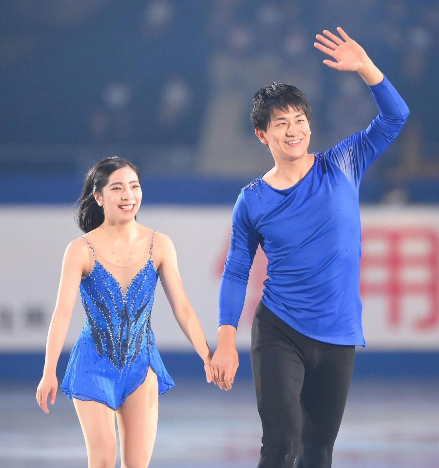 エキシビションを終えて歓声に応える三浦璃来、木原龍一組＝代々木第一体育館（撮影・堀内翔）