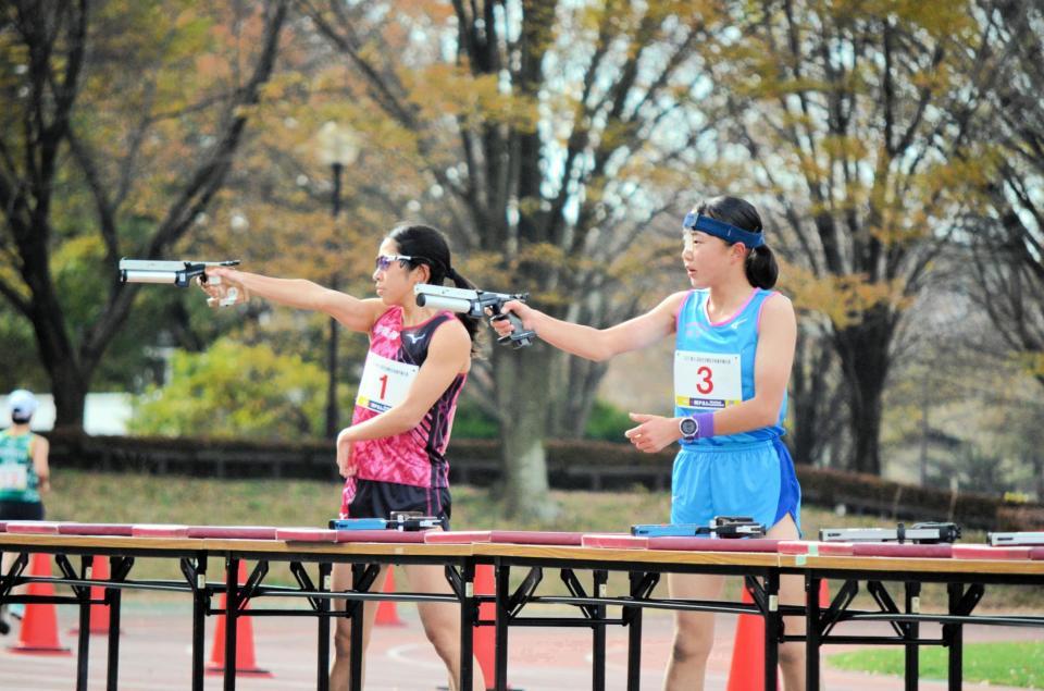 射撃を行う（左から）山中詩乃と太田捺＝宇都宮市河内総合運動公園