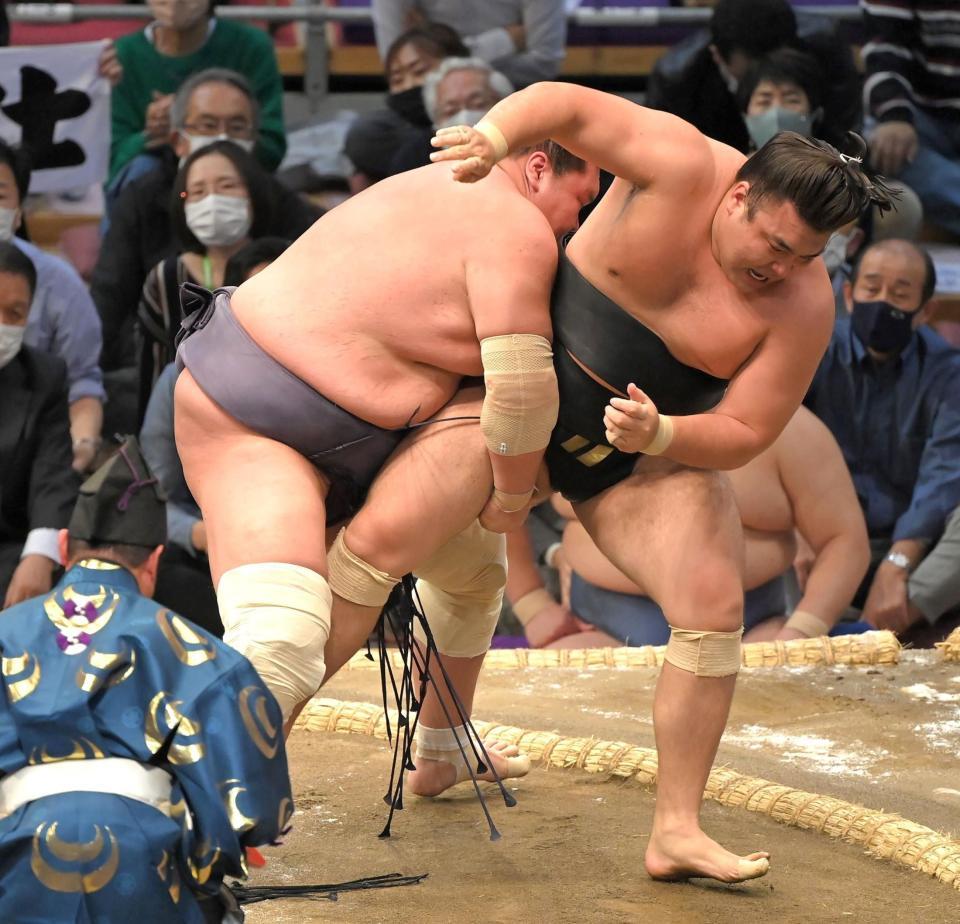 霧馬山（右）を小またすくいで下す照ノ富士（撮影・高部洋祐）