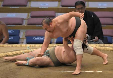 　我妻桜（下）に勝利する華吹（撮影・高部洋祐）