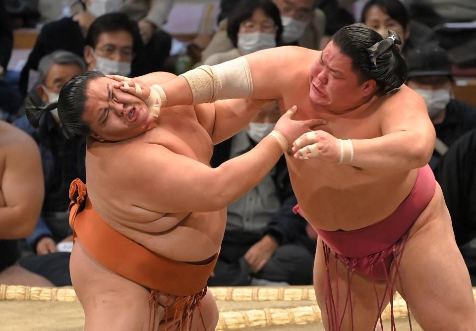 　大栄翔（右）と死闘を繰り広げる御嶽海（撮影・高部洋祐）