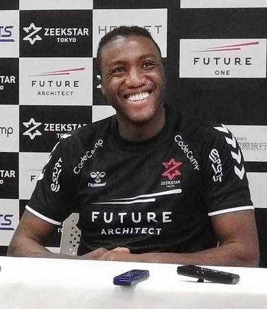 　笑顔で取材に応じるリュック・アバロ