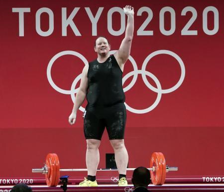 　東京五輪の重量挙げ女子８７キロ超級で競技を終え、手を振るニュージーランドのローレル・ハバード＝８月、東京国際フォーラム