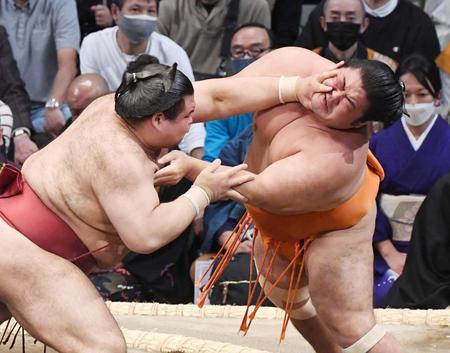 高安に攻められる志摩ノ海（右）