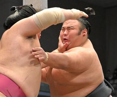 大栄翔（左）と死闘を繰り広げる貴景勝＝福岡国際センター（撮影・高部洋祐）