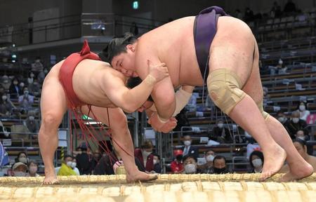矢後（右）を引き落としで破る炎鵬＝福岡国際センター（撮影・高部洋祐）