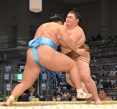 琴勝峰（左）と組み合う王鵬＝福岡国際センター（撮影・高部洋祐）