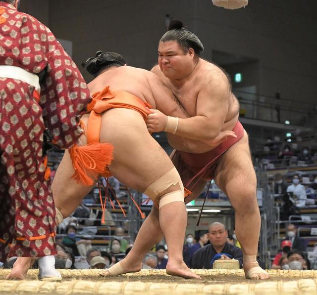 ３分３３秒の激闘　高安が志摩ノ海下す