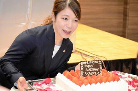 　サプライズで誕生日ケーキを贈られた三宅宏実＝都内