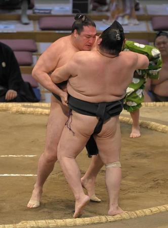 明瀬山（手前）に勝利する竜電＝福岡国際センター（撮影・高部洋祐）