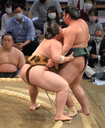 錦木（右）を寄り切る王鵬＝福岡国際センター（撮影・高部洋祐）