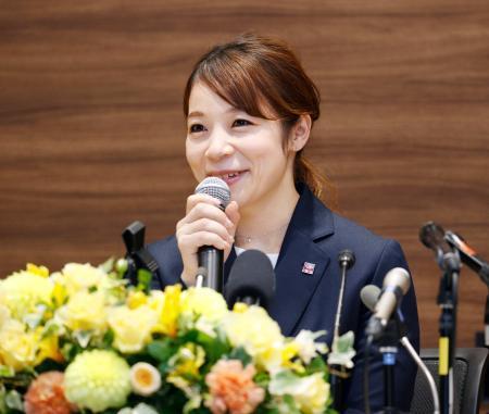 　笑顔で現役引退の記者会見をする重量挙げ女子の三宅宏実＝１８日午後、東京都新宿区