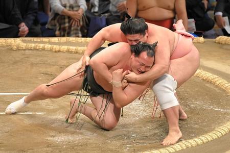 千代翔馬（下）にとったりで勝利する宇良＝福岡国際センター（撮影・高部洋祐）